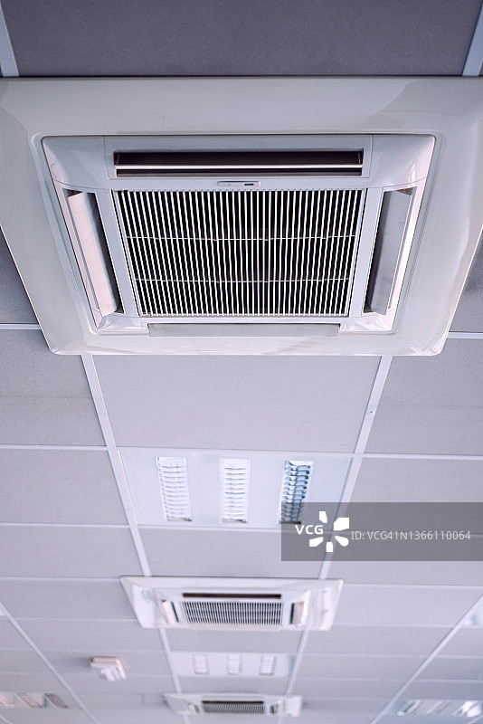 三组天花板可逆空调与照明图片素材