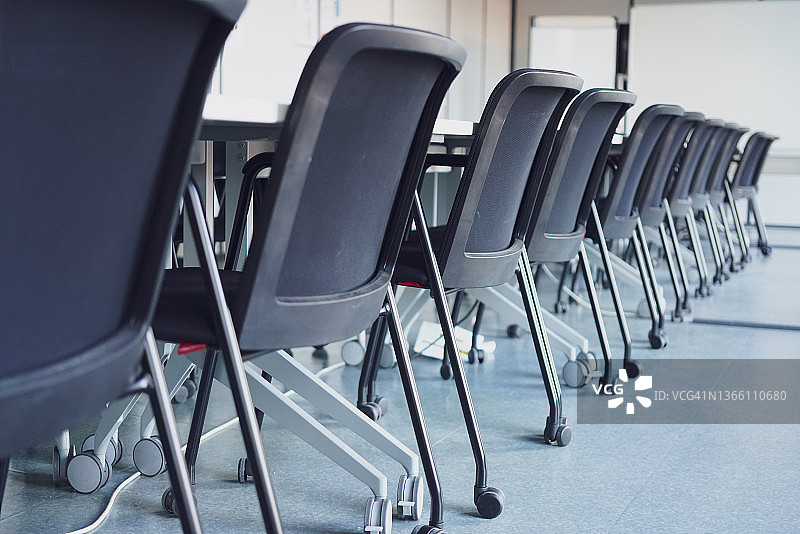 会议室中随着远程办公普及的一排空椅子图片素材
