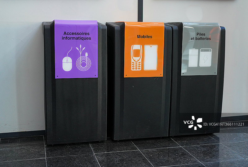 三个电子垃圾分类回收箱（左视图）图片素材