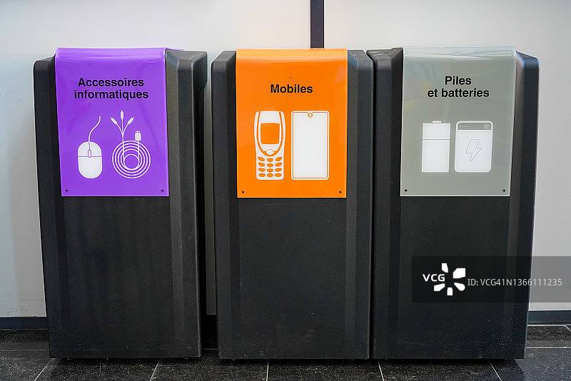 三个用于电子垃圾分类的垃圾箱（正面图）图片素材