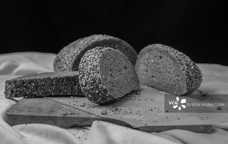 木桌背景黑白摄影自制新鲜切片籽面包图片素材