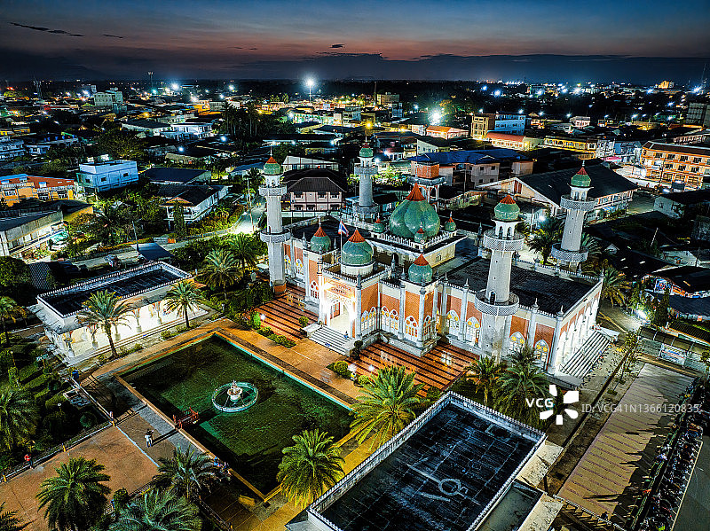 泰国北大年府北大年中央清真寺的日落场景航拍图片素材