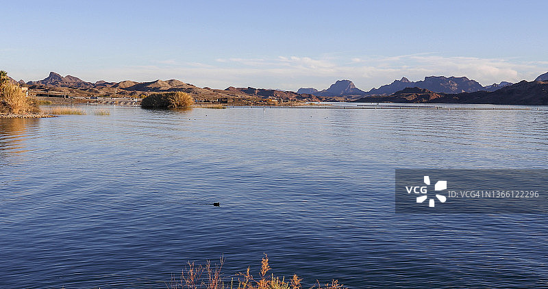 日出时分的湖岸风光图片素材