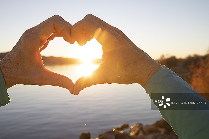 女人用手比心的场景图片素材
