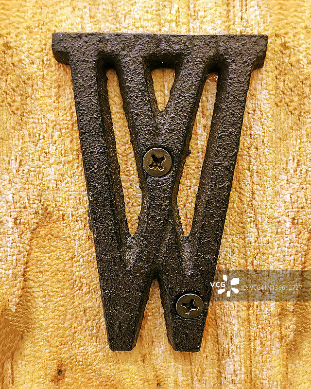 铸铁单字母W图片素材