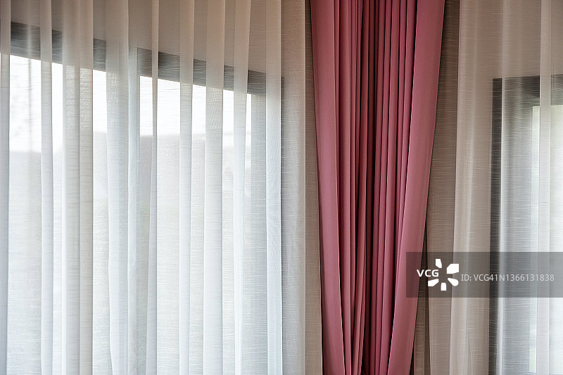 带窗户的粉色窗帘图片素材