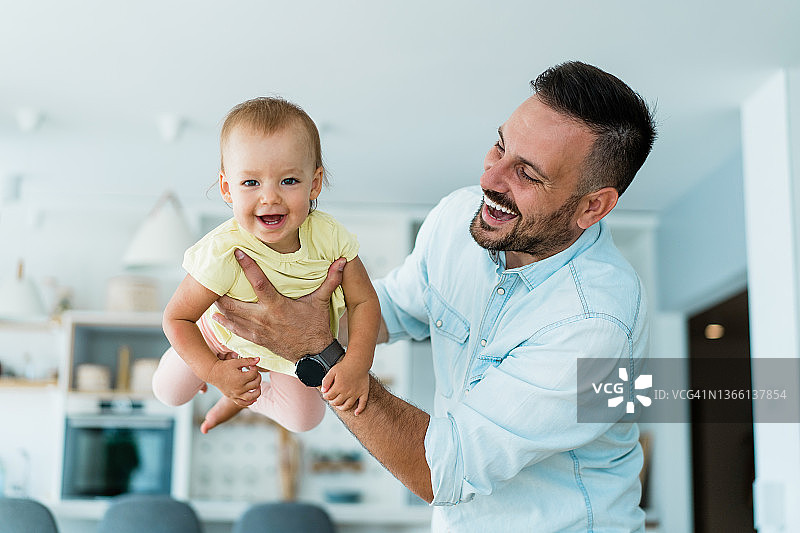 父亲和女宝宝在家图片素材