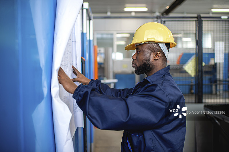 非洲裔工人在工厂图片素材