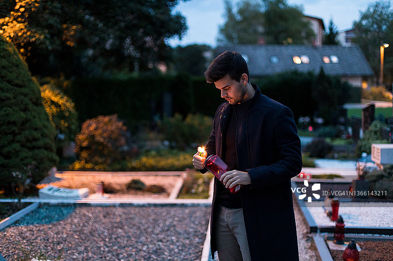 万圣节，墓地中手持蜡烛，追忆逝者图片素材