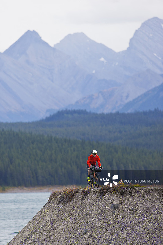 自行车砾石公路旅行图片素材