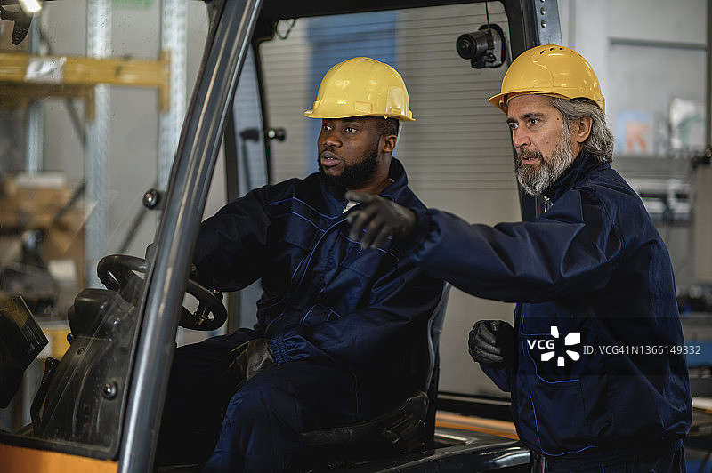 仓库工头与叉车司机交谈图片素材