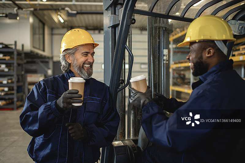 仓库工头与叉车司机交谈图片素材