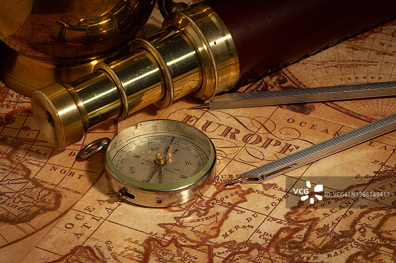古董地图、望远镜、指南针和卡尺图片素材