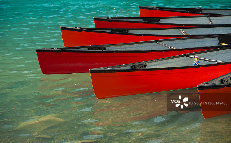 加拿大艾伯塔省班夫国家公园梦莲湖上的红色独木舟图片素材