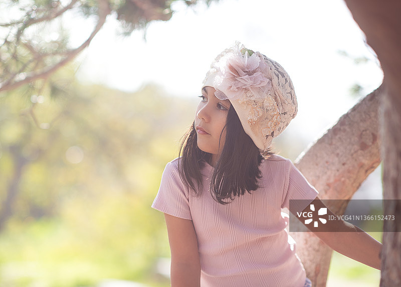 6岁女孩的明快肖像图片素材