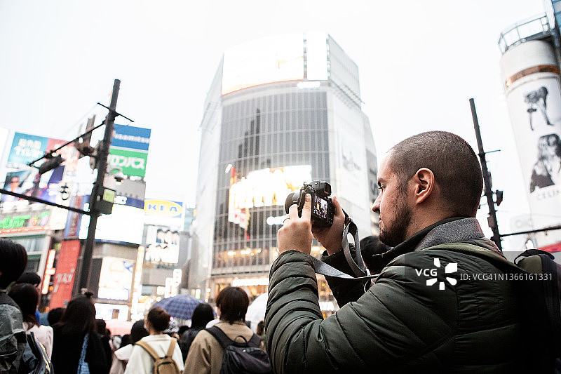 游客用相机拍摄涩谷十字路口图片素材