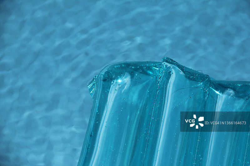 充气筏和游泳池图片素材