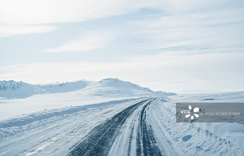 冬季雪地公路图片素材