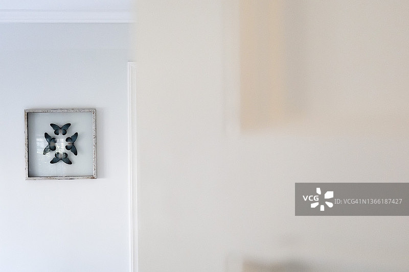 半开的门露出卧室装饰图片素材