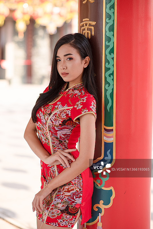 亚洲女人，身穿红色中式旗袍的中国女孩图片素材