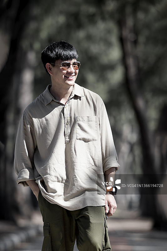 戴太阳镜的年轻男子肖像图片素材