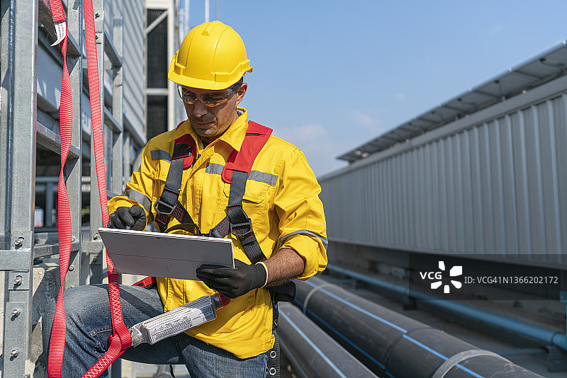 工程师在建筑工地进行检查图片素材