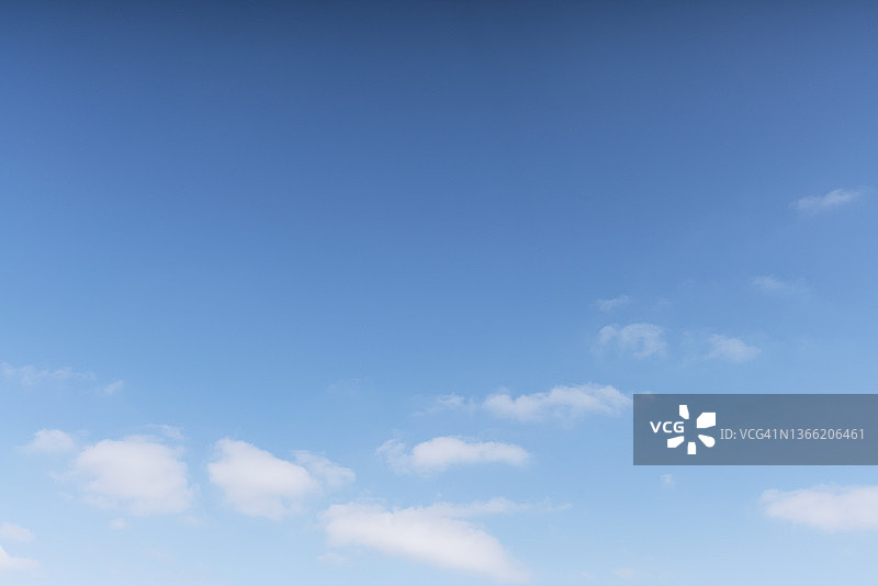 蓝色的天空衬托着白色的云彩图片素材