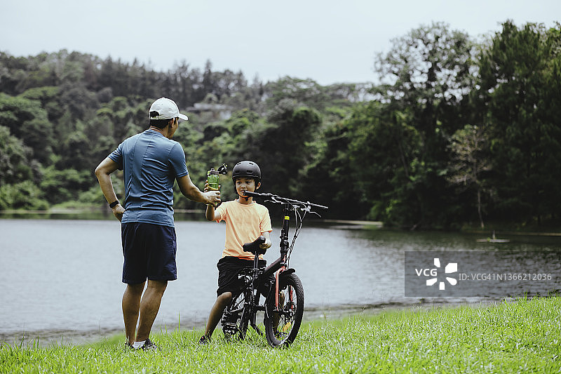 父子在森林里骑行时休息图片素材