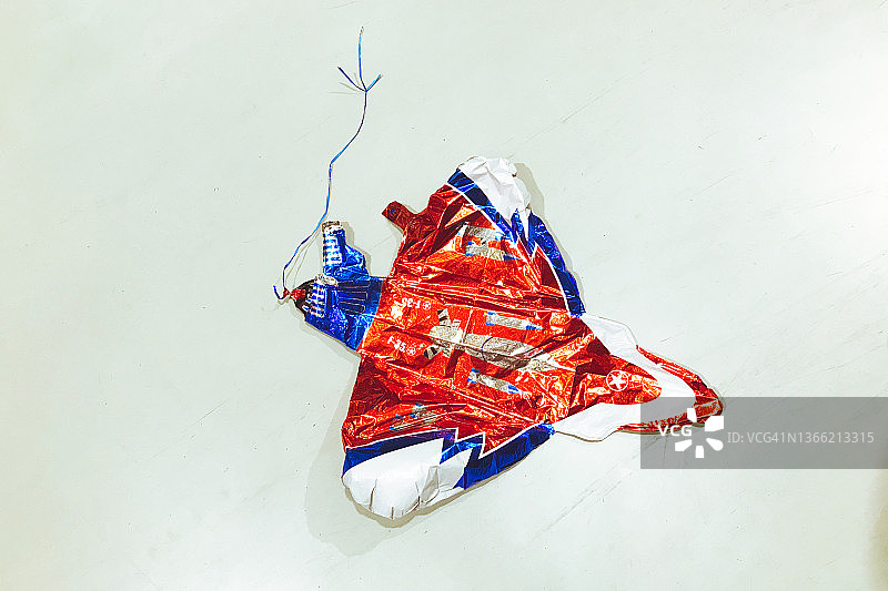 地面上放气的飞机造型气球图片素材