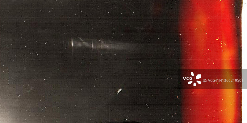 黑色背景上的电影眩光、噪点和划痕图片素材