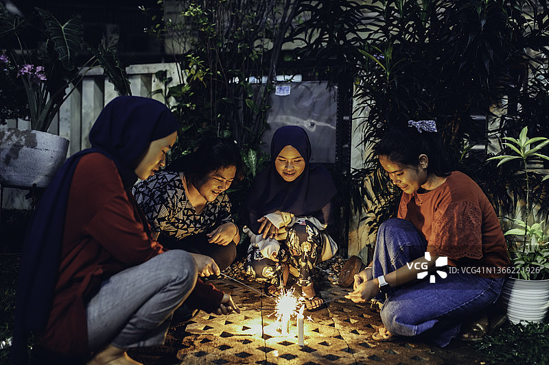 家庭新年除夕派对图片素材
