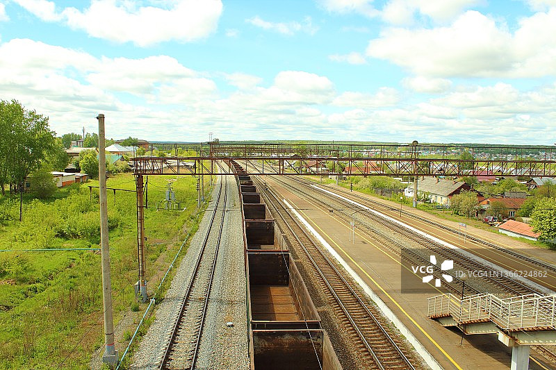 小镇火车站：货运空车车厢，桥上的俯视背景图片素材