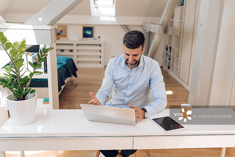 在线工作的房地产经纪人肖像图片素材