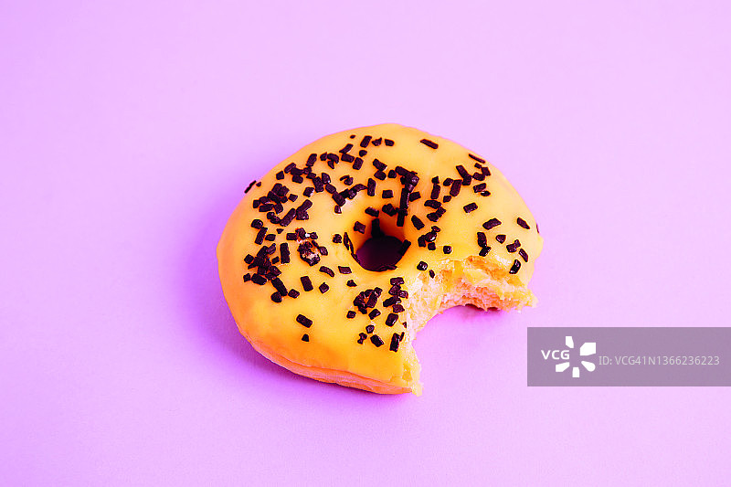 粉色背景上的一个甜甜圈图片素材