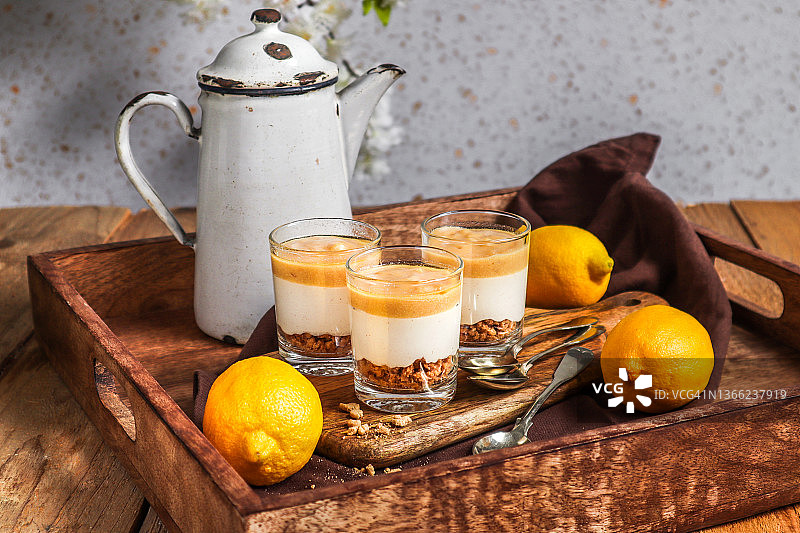 乡村厨房中的柠檬芝士蛋糕饼干甜点图片素材