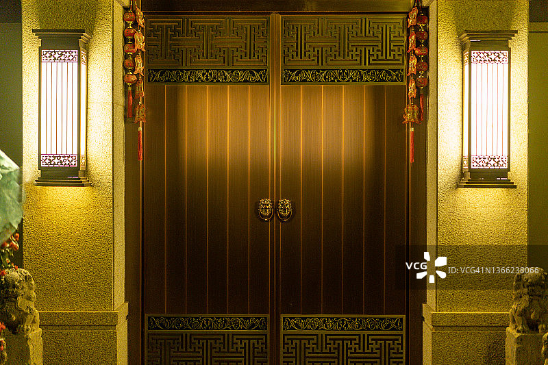 中国现代住宅门上的中式装饰图片素材