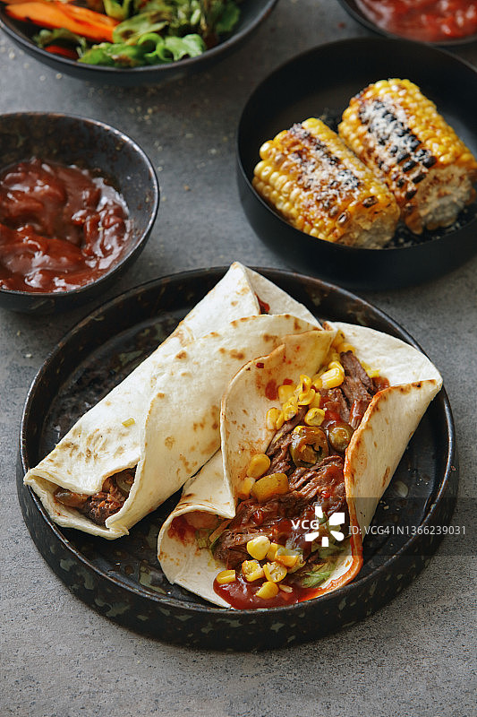 墨西哥慢炖手撕牛肉玉米卷图片素材