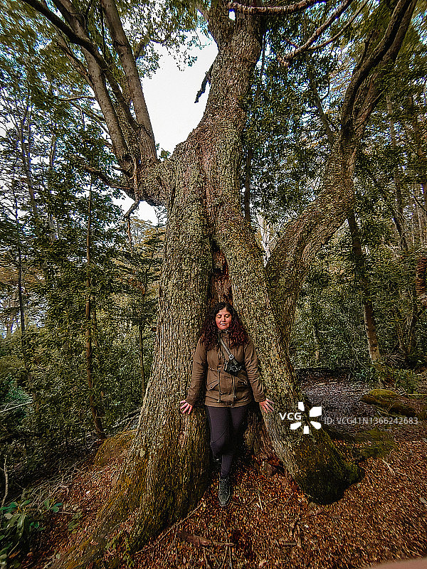 热爱自然：人与自然和谐共生，地球日环保概念图片素材