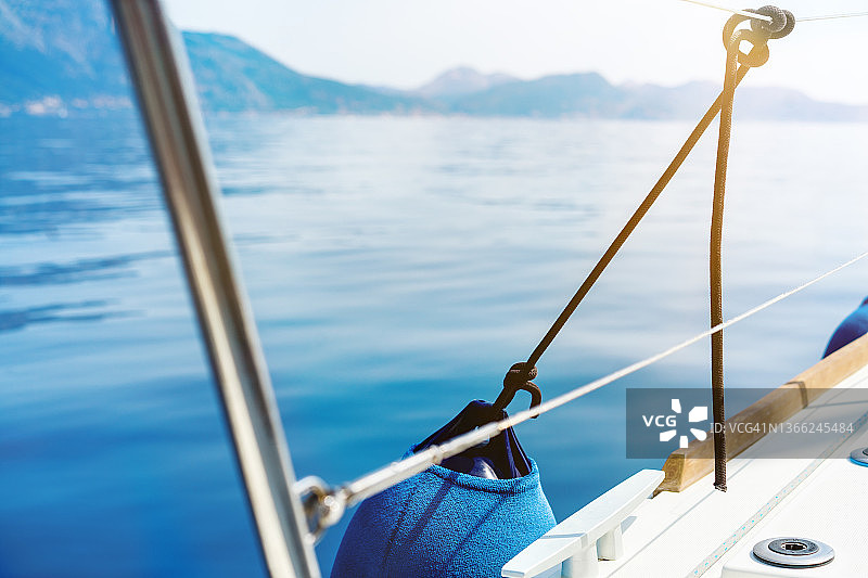 在希腊海域的帆船双体船，雅典附近爱琴海的碧绿海水。欧洲著名的航海旅游目的地。帆船。选择性聚焦。图片素材