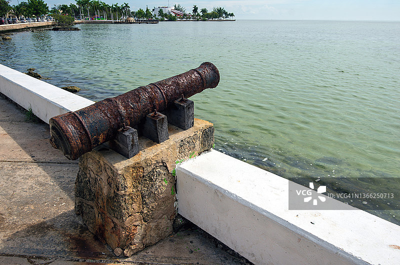指向切图马尔湾的旧生锈大炮，位于墨西哥金塔纳罗奥州切图马尔海滨长廊图片素材