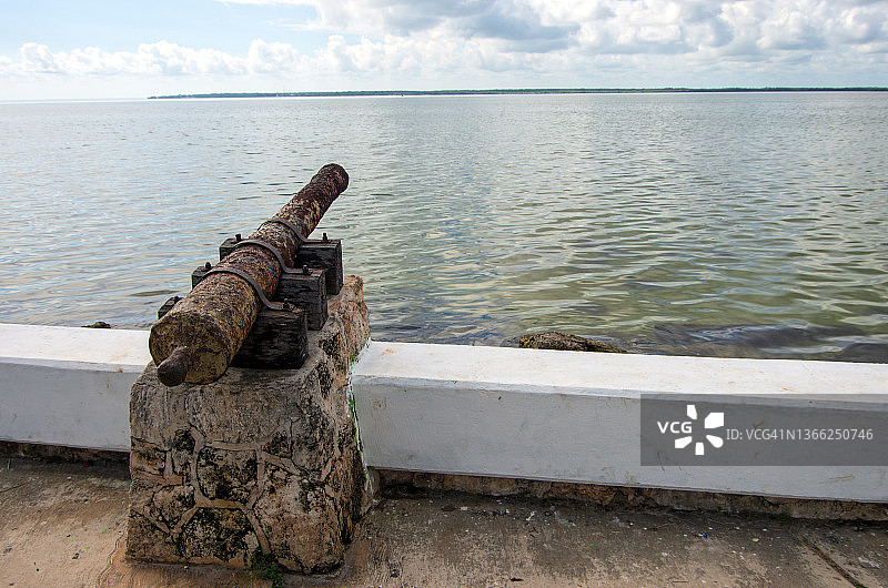 指向切图马尔湾的旧生锈大炮，位于墨西哥金塔纳罗奥州切图马尔海滨长廊图片素材