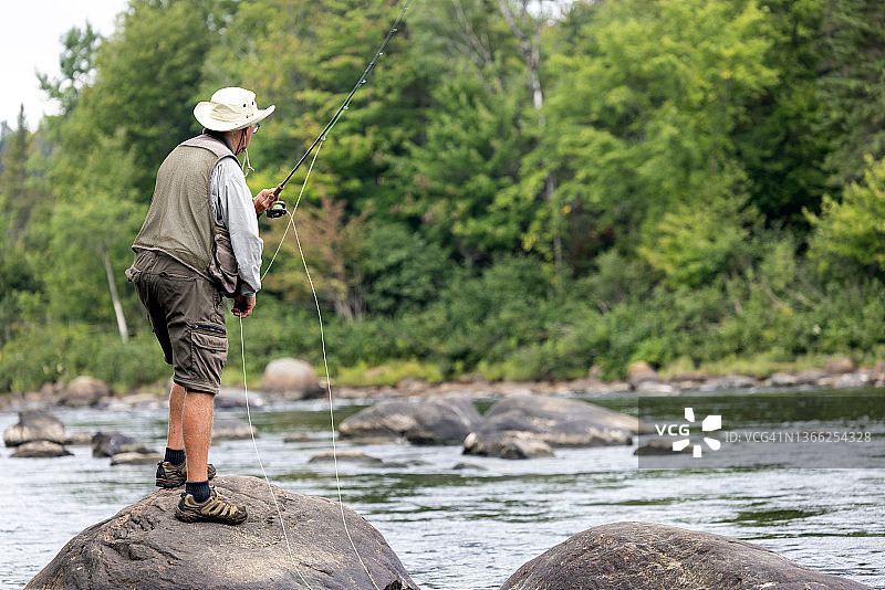 男子在魁北克河上飞钓图片素材