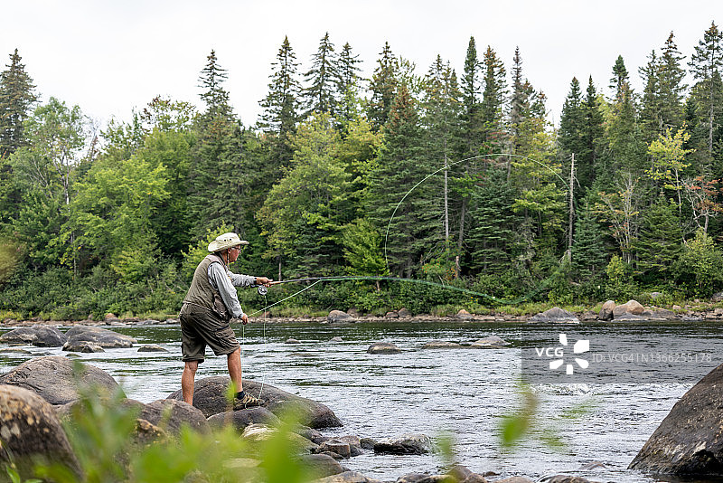 男子在魁北克河上飞钓图片素材