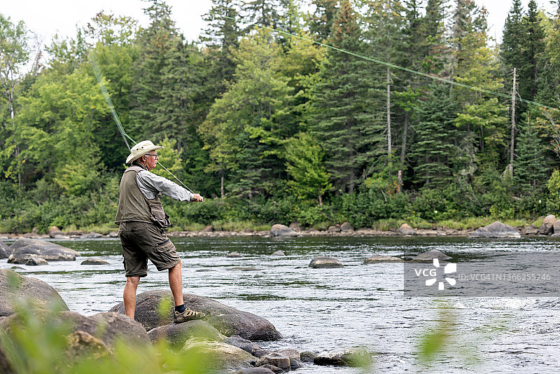 男子在魁北克河上飞钓图片素材