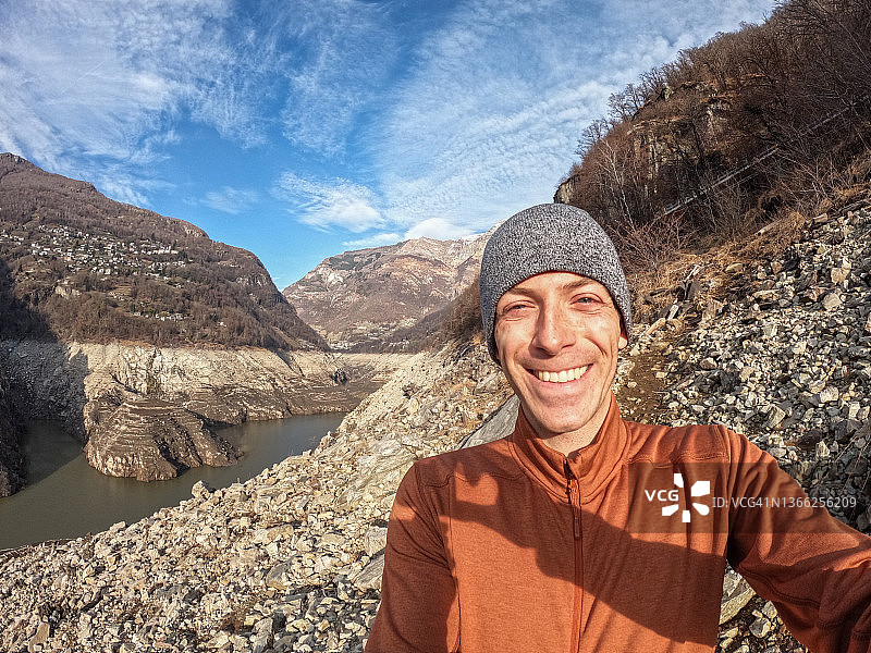 年轻人在晴朗的户外自拍图片素材