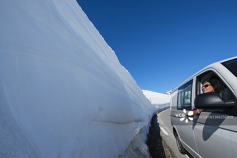 挪威公路旁的厚厚积雪图片素材