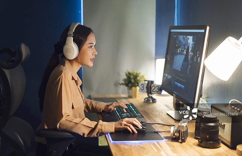 摄影师在电脑上编辑照片图片素材