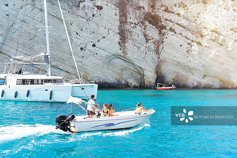 在希腊爱奥尼亚海的帆船和双体帆船上航行，欧洲著名航海旅游目的地图片素材