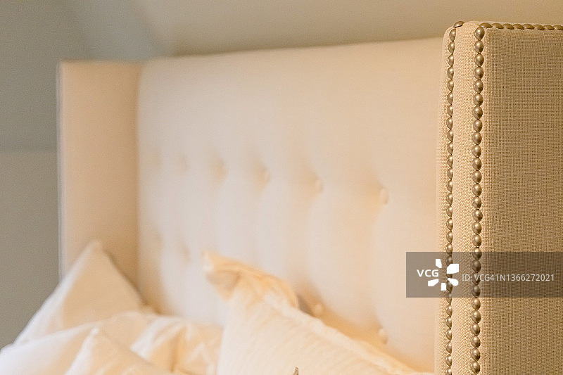 带钉头装饰的软包亚麻床头板图片素材