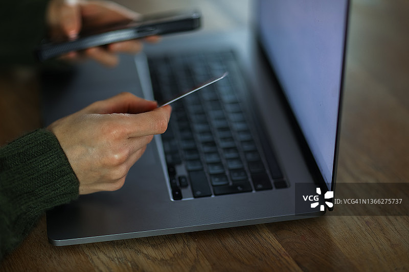 在家晚上在线购物图片素材